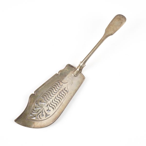 A VICTORIAN SILVER FIDDLE AND THREAD PATTERN FISH SERVING SLICE