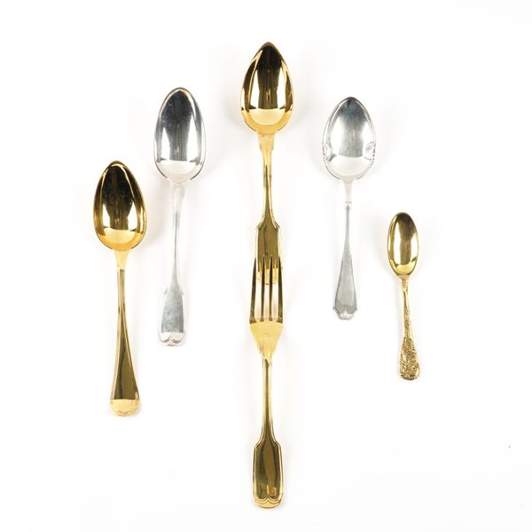 A GROUP OF EUROPEAN GILT AND SILVER FLATWARE (6)