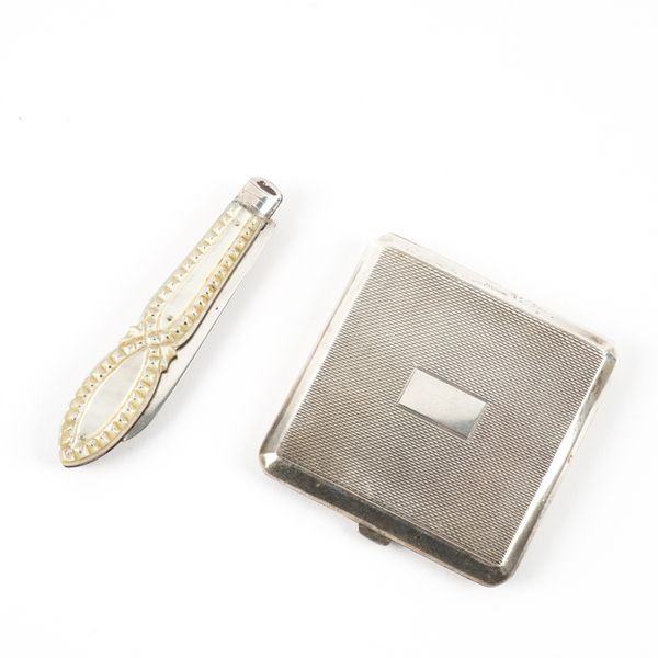 A SILVER BLADED MOTHER OF PEARL FOLDING FRUIT KNIFE AND A SILVER POWDER COMPACT (2)