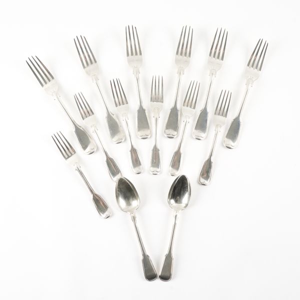 A GROUP OF SILVER DOUBLE STRUCK FIDDLE AND THREAD PATTERN TABLE FLATWARE (14)