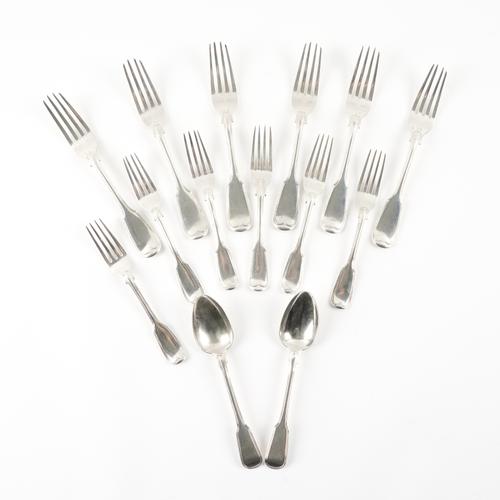 A GROUP OF SILVER DOUBLE STRUCK FIDDLE AND THREAD PATTERN TABLE FLATWARE (14)