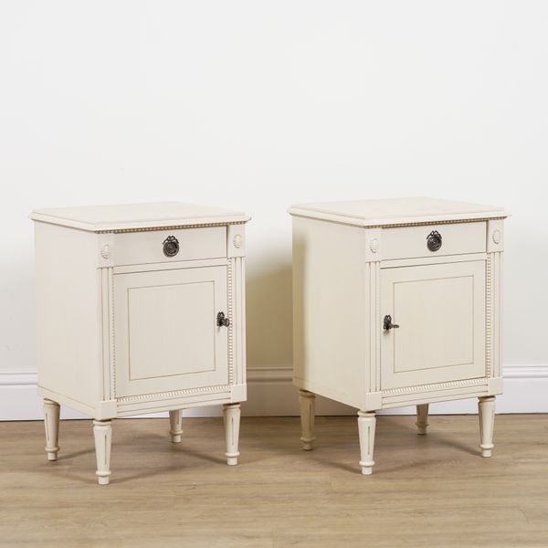 A PAIR OF WHITE PAINTED SINGLE DRAWER BEDSIDE CUPBOARDS (2)