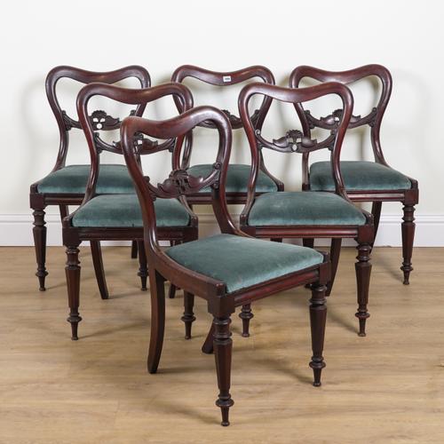 A SET OF SIX VICTORIAN KIDNEY BACK DINING CHAIRS (6)