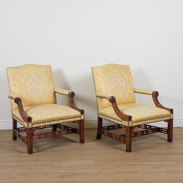 AN 18TH CENTURY STYLE MAHOGANY THREE PIECE SUITE (3)