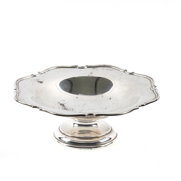 A SILVER SHAPED CIRCULAR PEDESTAL DISH