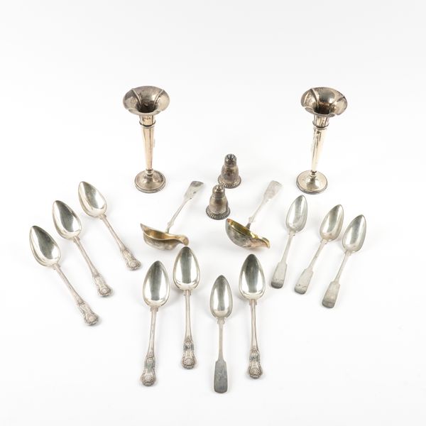 A GROUP OF FOREIGN AND PLATED WARES (16)