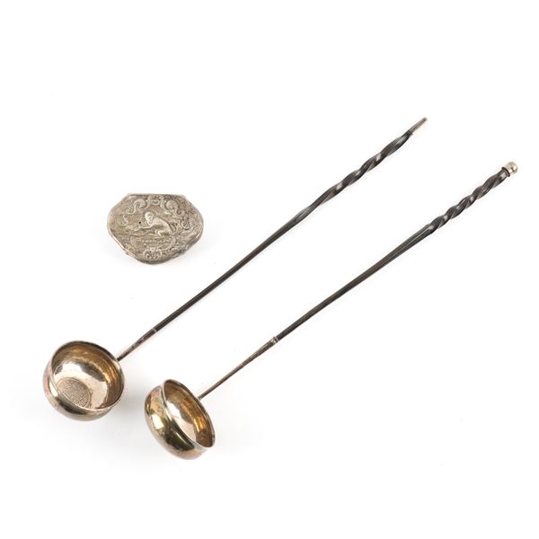 A SNUFF BOX AND TWO TODDY LADLES (3)