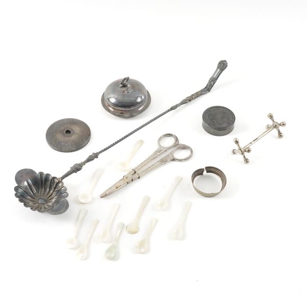 A GROUP OF SILVER, FOREIGN AND FURTHER ITEMS (17)