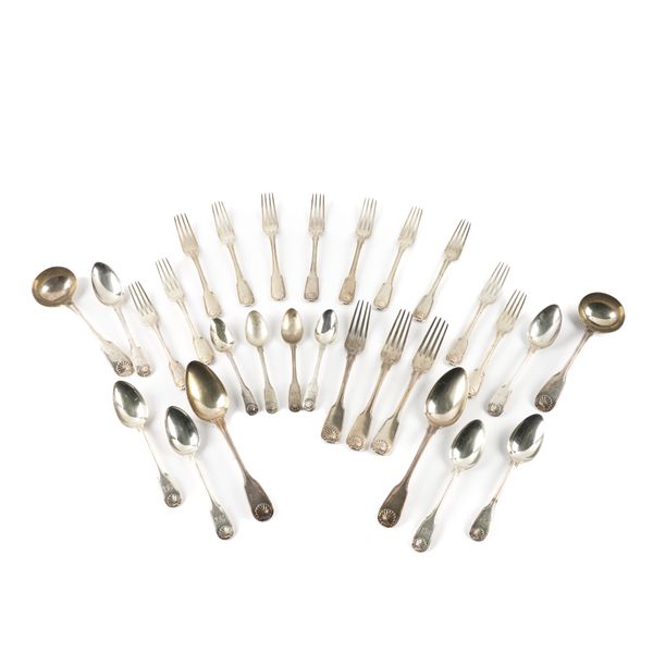 A GROUP OF SILVER DOUBLE STRUCK FIDDLE, THREAD AND SHELL PATTERN TABLE FLATWARE (28)