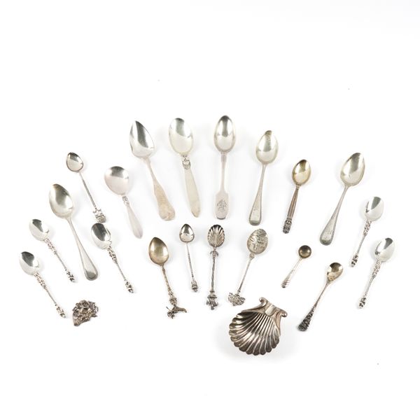 A GROUP OF FOREIGN WARES (22)