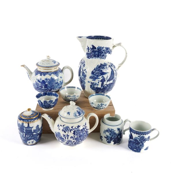 A GROUP OF ENGLISH BLUE AND WHITE PORCELAINS (12)