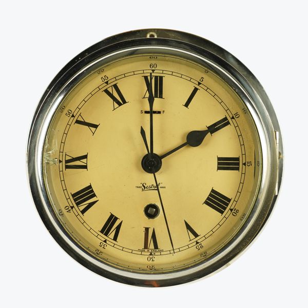 A CHROME-PLATED BULKHEAD 6.1/2" CLOCK