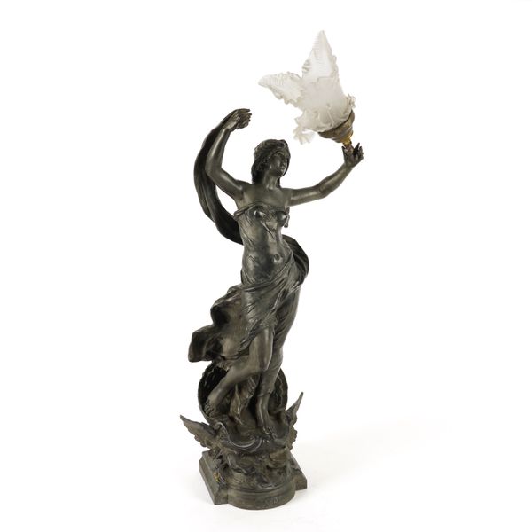 AN ART NOUVEAU PATINATED SPELTER FIGURAL TABLE LAMP