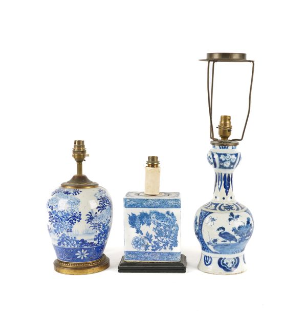 A GROUP OF THREE BLUE AND WHITE CERAMIC TABLE LAMPS (3)