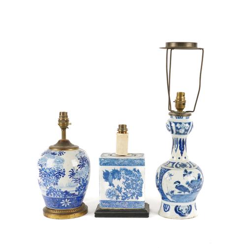 A GROUP OF THREE BLUE AND WHITE CERAMIC TABLE LAMPS (3)