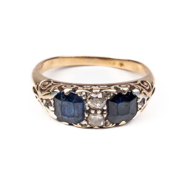 A GOLD, SAPPHIRE AND DIAMOND RING