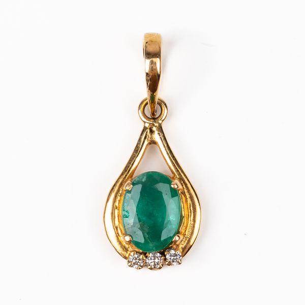 A GOLD, EMERALD AND DIAMOND PENDANT