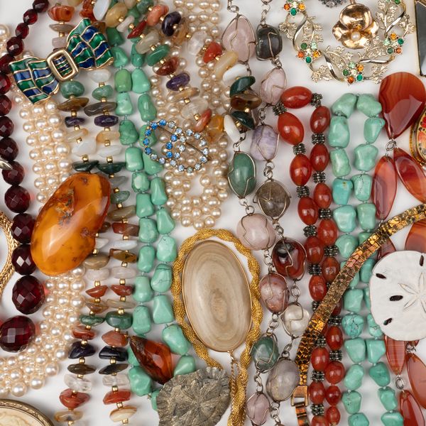 A GROUP OF MOSTLY COSTUME JEWELLERY (QTY)