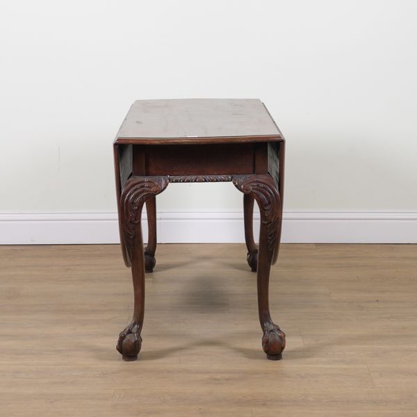 AN 18TH CENTURY MAHOGANY DROP FLAP OVAL DINING TABLE