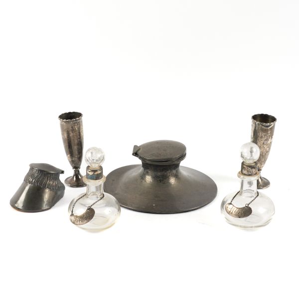 A GROUP OF SILVER AND SILVER MOUNTED WARES (8)