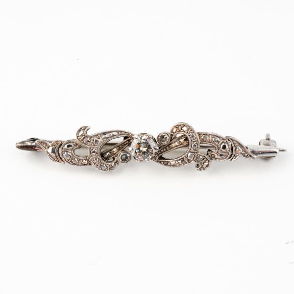 A WHITE GOLD AND DIAMOND BROOCH