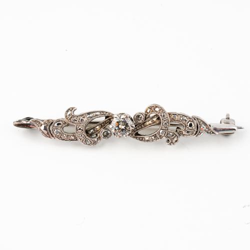 A WHITE GOLD AND DIAMOND BROOCH