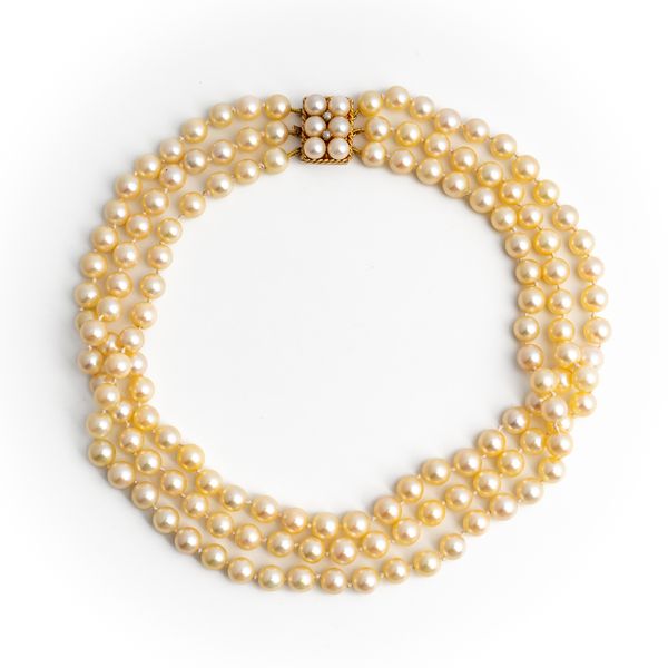 A THREE ROW NECKLACE OF CULTURED PEARLS