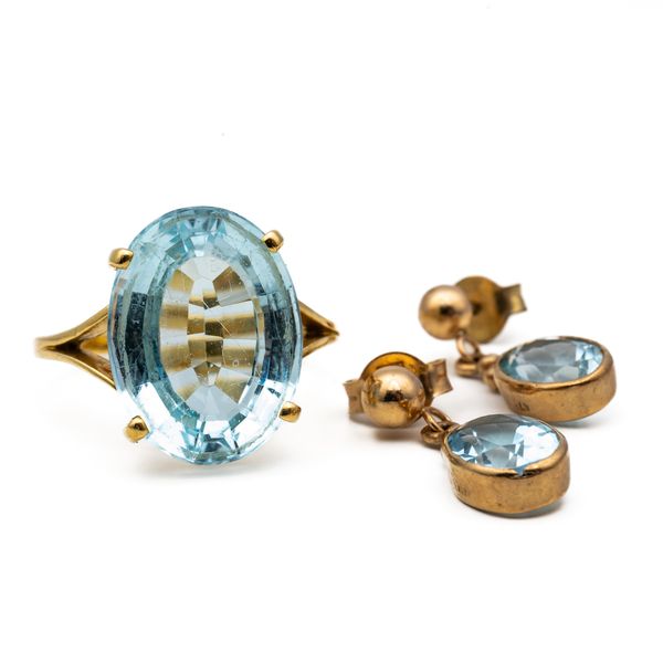 A GOLD AND BLUE TOPAZ SINGLE STONE RING AND A PAIR OF GOLD  AND BLUE TOPAZ EARRINGS (3)