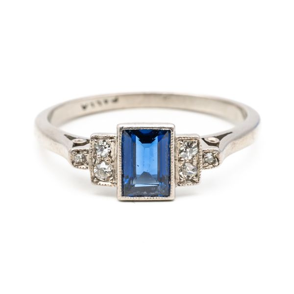 A SAPPHIRE AND DIAMOND RING