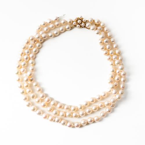 A THREE ROW NEKCLACE OF CULTURED PEARLS