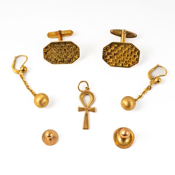 A GROUP OF GOLD ITEMS (7)