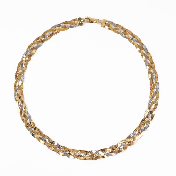 A THREE COLOUR GOLD COLLAR NECKLACE