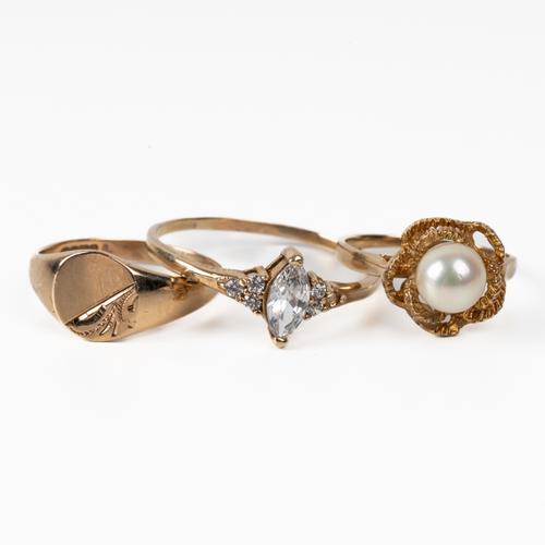 A 9CT GOLD SIGNET RING AND TWO FURTHER 9CT GOLD RINGS (3)