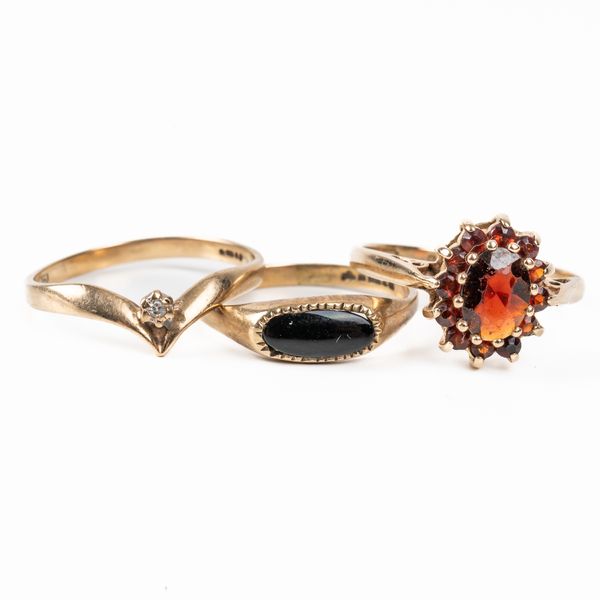 A 9CT GOLD AND GARNET CLUSTER RING AND TWO FURTHER 9CT GOLD RINGS (3)