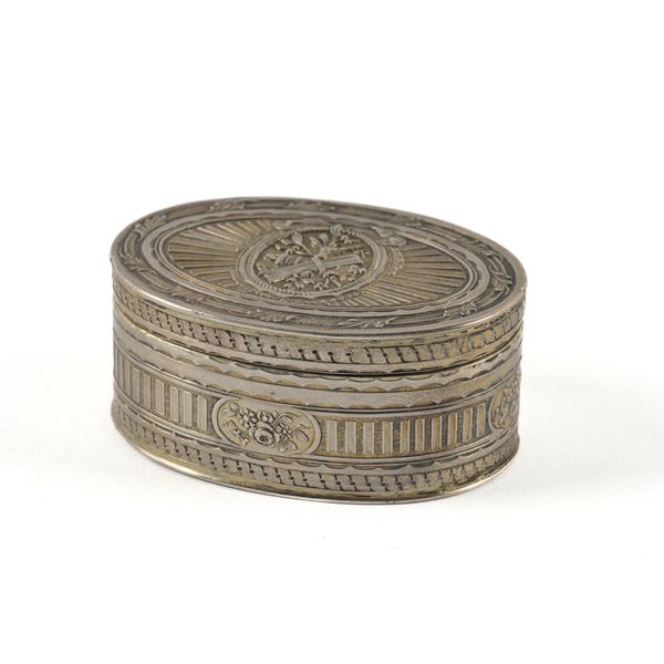 A EUROPEAN OVAL SILVER SNUFF BOX