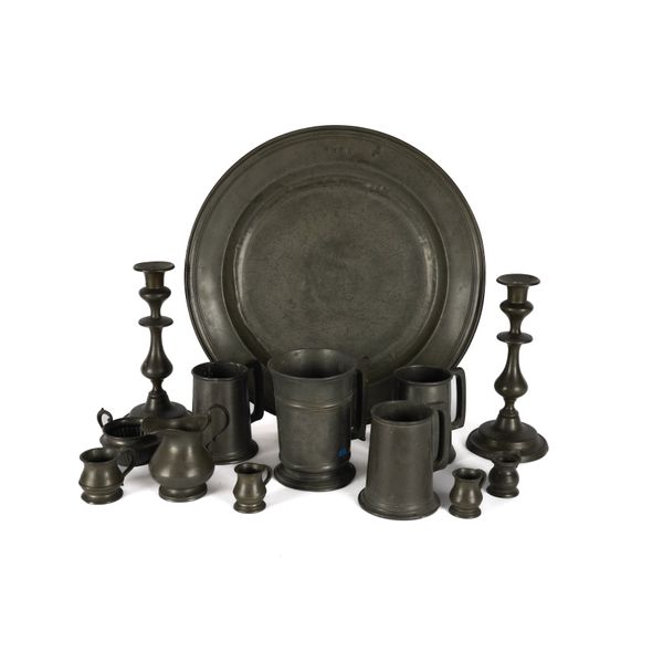 AN ENGLISH REEDED PEWTER CHARGER OR LARGE DISH (13)