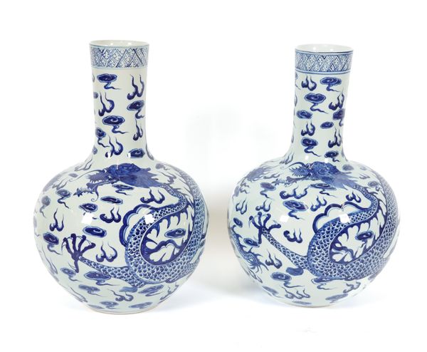 A PAIR OF BLUE AND WHITE CHINESE BOTTLE VASES (4)