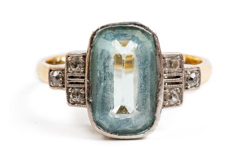 AN 18CT GOLD, AQUAMARINE AND DIAMOND RING