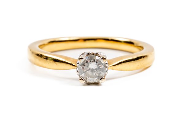 AN 18CT GOLD AND DIAMOND SINGLE STONE RING