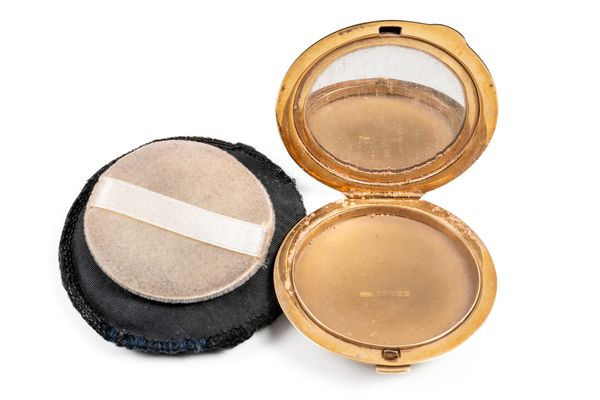 A LADY'S 9CT GOLD CIRCULAR POWDER COMPACT