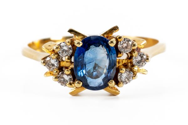 A 18CT GOLD SAPPHIRE AND DIAMOND RING