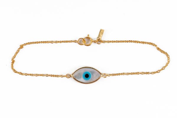 A 14CT GOLD AND MOTHER OF PEARL EYE BRACELET