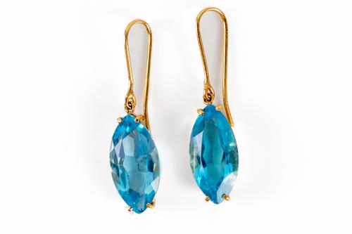 A PAIR OF GOLD AND BLUE TOPAZ EARRINGS (2)