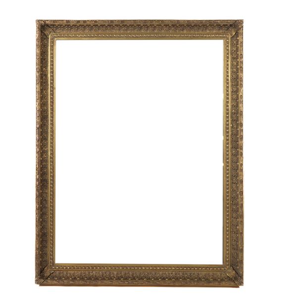 A LARGE RECTANGULAR GILT FRAMED WALL MIRROR