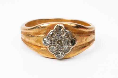 A 22CT GOLD AND DIAMOND NINE STONE CLUSTER RING