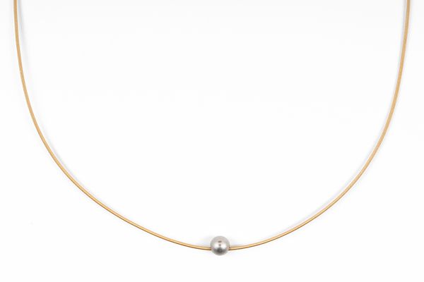 A GOLD, PLATINUM AND DIAMOND SINGLE STONE NECKLACE