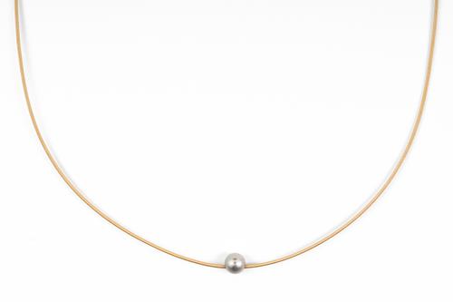 A GOLD, PLATINUM AND DIAMOND SINGLE STONE NECKLACE