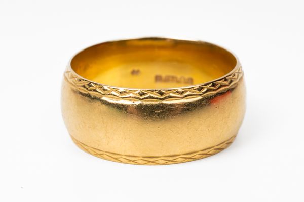 AN 18CT GOLD BAND RING