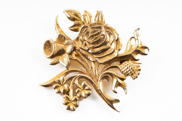 A 9CT GOLD FLORAL BROOCH