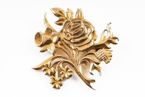 A 9CT GOLD FLORAL BROOCH